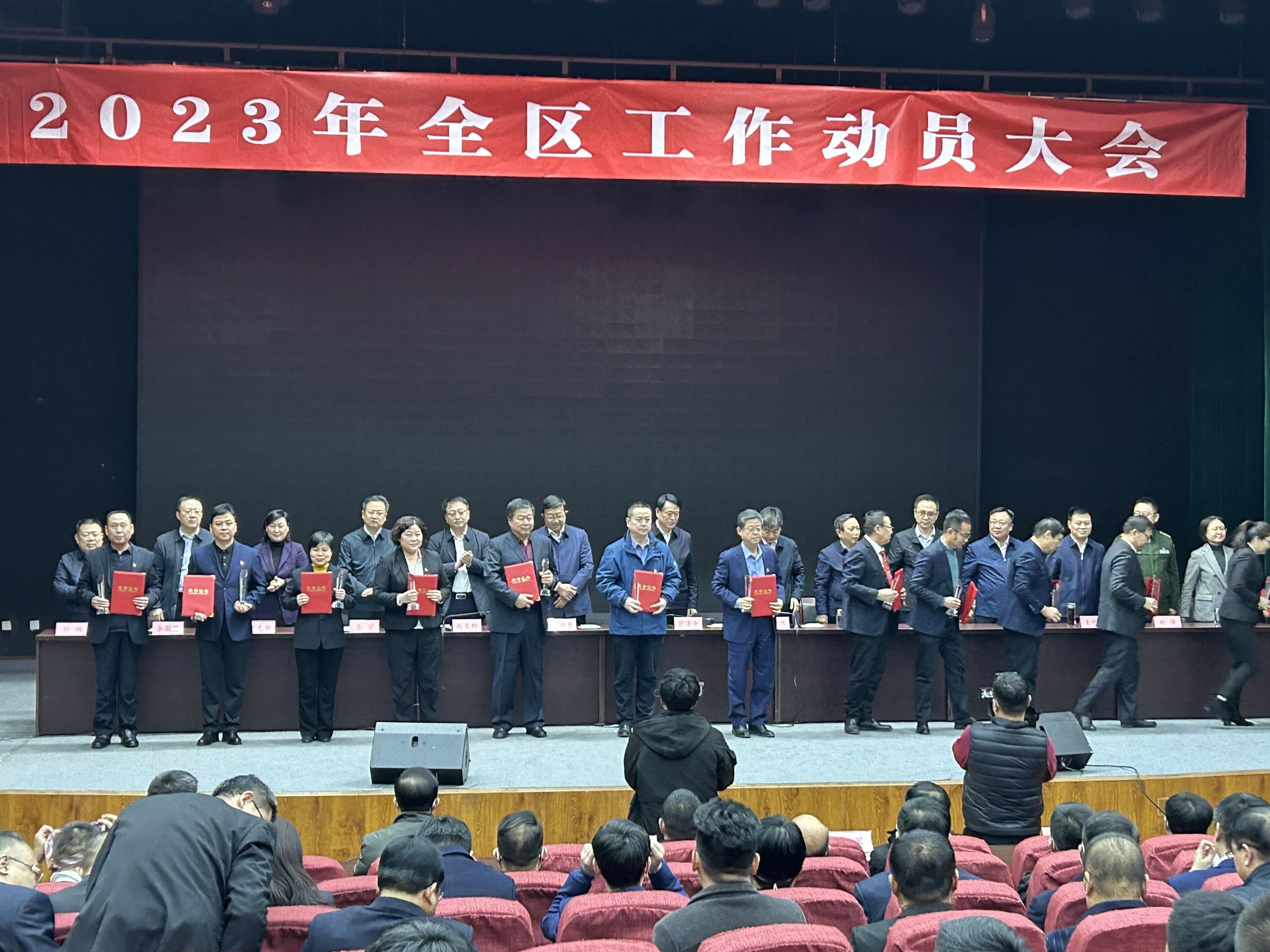 热烈祝贺精东影业传媒APPV16颜料董事长荣获“德城区优秀企业家”称号